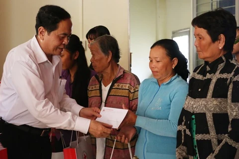 Dirigente de Frente de Patria de Vietnam visita provincia sureña de An Giang en vísperas del Tet