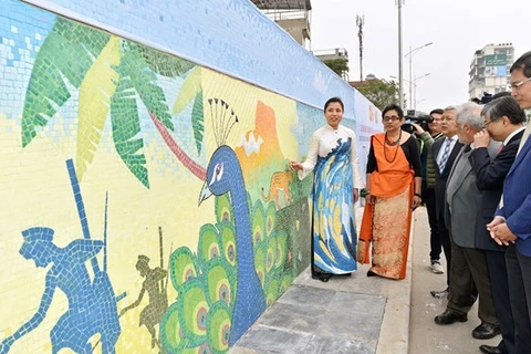 Presentan en Mural Cerámico de Hanoi bellezas naturales y culturales de Sri Lanka