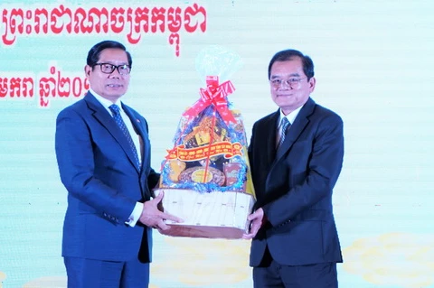Dirigentes de provincias de Camboya felicitan a Tay Ninh por año nuevo 