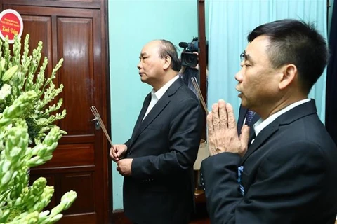 Premier vietnamita ofrece incienso al presidente Ho Chi Minh 