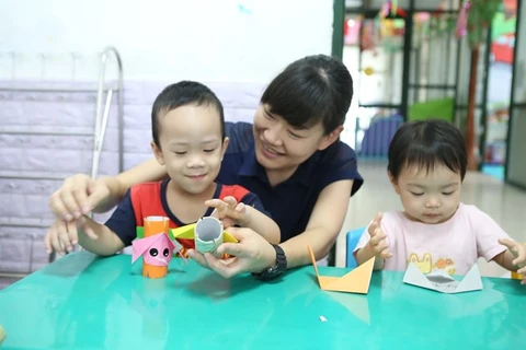 Contribuye profesora japonesa a mejorar la calidad educativa en Vietnam