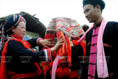  Ceremonia de boda de la etnia Dao rojo en Vietnam