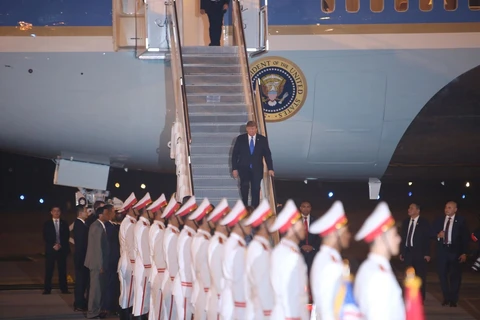 Arriba a Vietnam presidente estadounidense Donald Trump