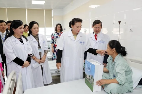 Presidenta parlamentaria de Vietnam resalta el desarrollo de medicina tradicional