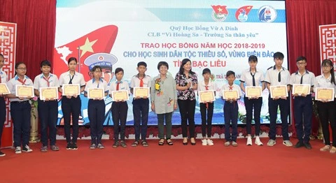 Otorgan en Vietnam becas a alumnos con dificultades económicas