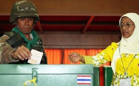 Tailandia organiza votación anticipada en 395 colegios electorales 