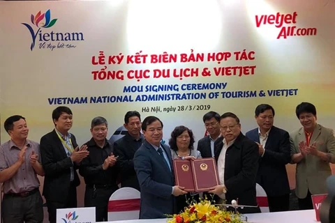 Firman la Administración del Turismo de Vietnam y Vietjet Air un memorando de cooperación