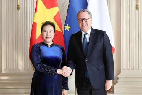 Presidenta parlamentaria se entrevista con su par francés 