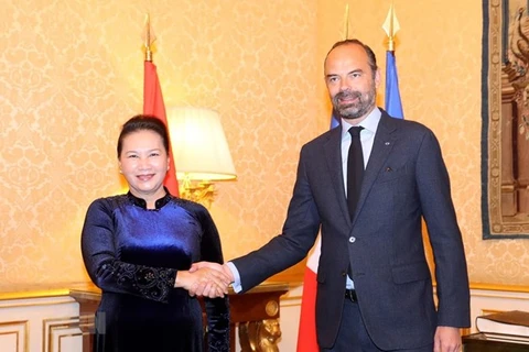 Presidenta parlamentaria vietnamita se entrevista con premier francés