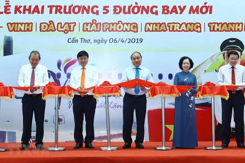 Premier vietnamita participa en inauguración de nuevos vuelos a ciudad de Can Tho