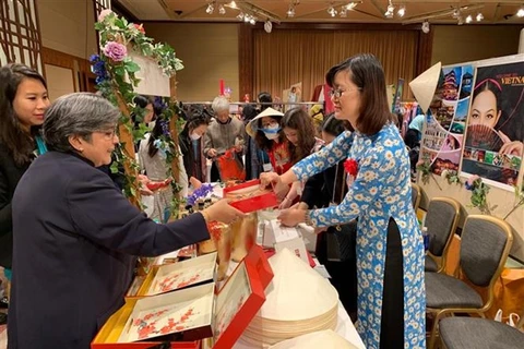 Participan diplomáticas de Vietnam en feria caritativa en Japón
