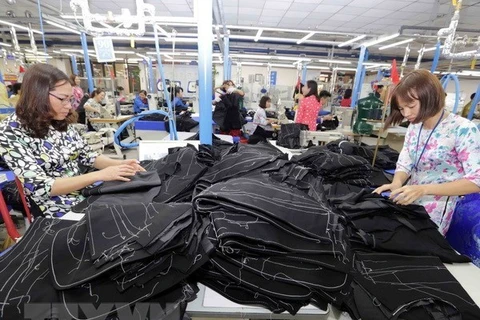 Llaman en Vietnam a incrementar salarios de trabajadores textiles 