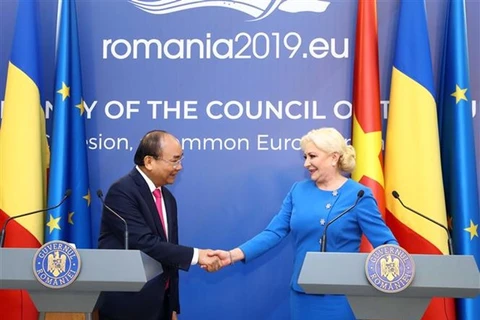 Premieres de Vietnam y Rumania copresidieron la conferencia de prensa en Bucarest