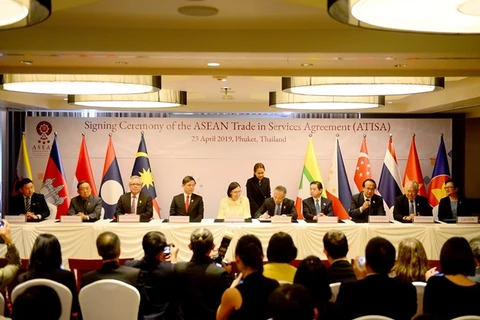 Firman ministros de Economía de ASEAN acuerdos de servicios e inversión