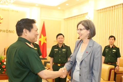 Recibe ministro vietnamita de Defensa al embajador canadiense