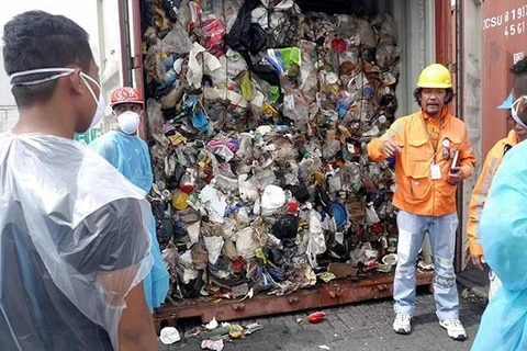 Amenaza Filipinas con acciones para devolver a Canadá más de 100 contenedores de residuos