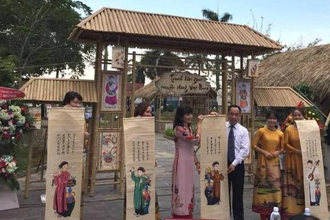 Exhiben en Vietnam pinturas folclóricas tradicionales