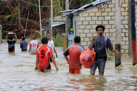 Reportan 10 muertos y ocho desaparecidos por inundaciones en Indonesia 