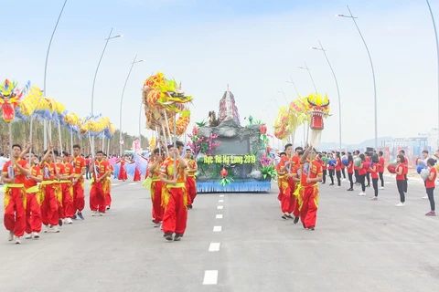 Desfile de carros alegóricos marca inicio al Carnaval de Ha Long 