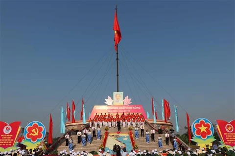 Celebran en provincia vietnamita ceremonia de izamiento de bandera por Día de Reunificación Nacional