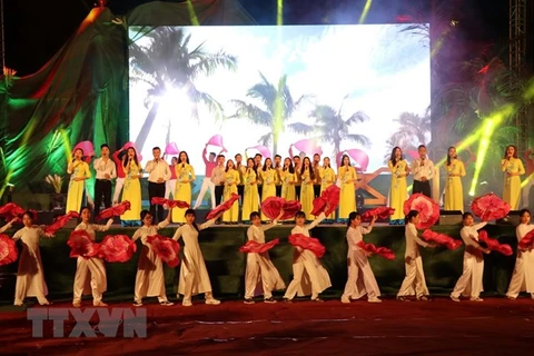 Efectúan en Vietnam programa artístico en conmemoración de efemérides nacionales 
