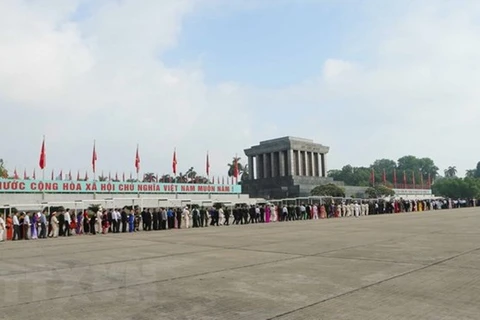 Rinden vietnamitas homenaje al Presidente Ho Chi Minh en ocasión de Día de Reunificación Nacional