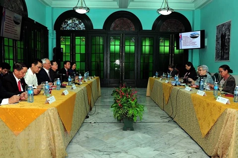 Vietnam y Cuba intercambian experiencias sobre elaboración de políticas 