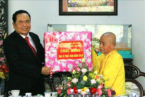 Dirigentes vietnamitas felicitan a monjes y seguidores budistas por cumpleaños de Buda