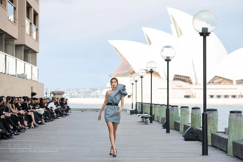 Performance de moda de diseñador vietnamita atrae gran interés del público en Australia 