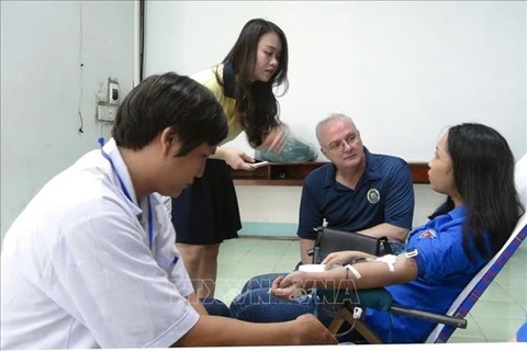 Participan médicos estadounidenses en programa de donación de sangre en Vietnam