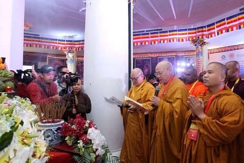 Asisten delegados internacionales al Dia de Vesak en Vietnam a acto de oración por la paz 