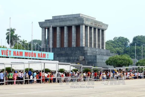 Más de 10 mil personas visitan el Mausoleo de Ho Chi Minh en ocasión de su natalicio