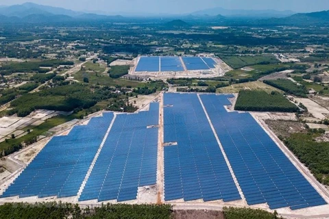 Planta fotovoltaica de provincia vietnamita conecta a la red nacional de electricidad