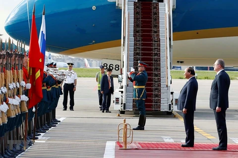 Dialoga premier de Vietnam con coterráneos en Rusia 