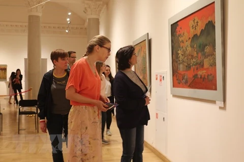Presentan pinturas de laca de Vietnam en Rusia