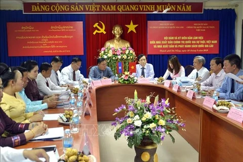 Vietnam y Laos promueven cooperación en publicación de libros