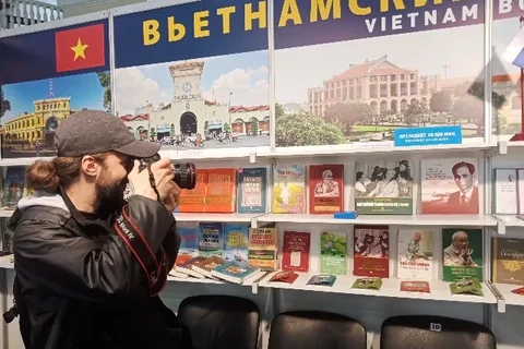Exhiben libros sobre el presidente Ho Chi Minh y Vietnam en Rusia 