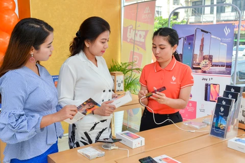 Presentan teléfonos inteligentes vietnamitas Vsmart en Myanmar 