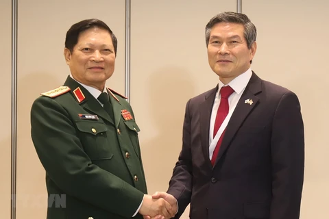 Ministro de Defensa de Vietnam cumple amplio programa de encuentros en Singapur