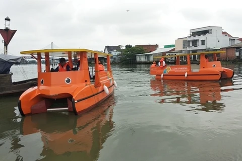 Emplea Vietnam barcos solares recolectores de basura en el río Mekong