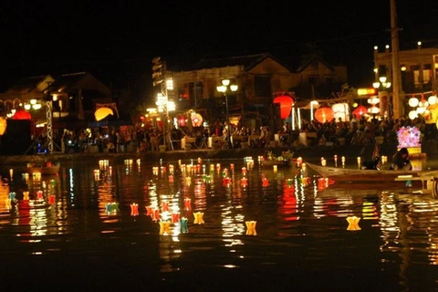 Ofrece ciudad vietnamita de Hoi An recorridos en coche eléctrico