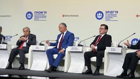 Dirigente vietnamita participa en debates del foro económico internacional en Rusia 