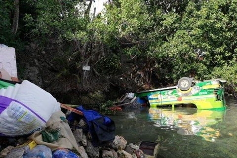 Tres muertos y 26 heridos tras una colisión de tres vehículos en centro de Filipinas 