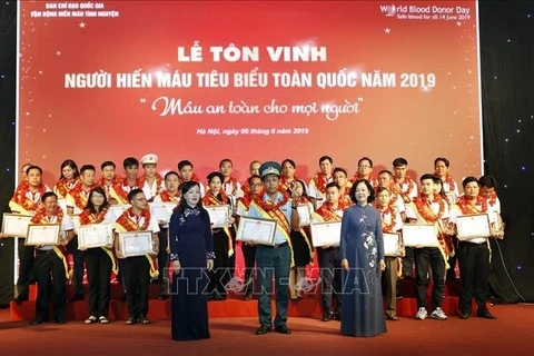 Honran en Vietnam a los 100 donantes de sangre más destacados del país
