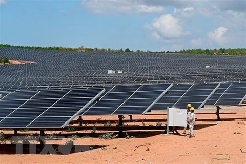 Inauguran en provincia vietnamita de Ninh Thuan planta de energía solar 