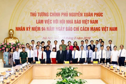 Premier vietnamita insta a la prensa a combatir las noticias falsas 