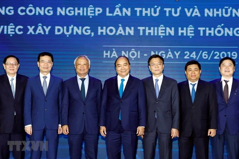 Insta premier de Vietnam a perfeccionar marco legal en medio de la revolución industrial
