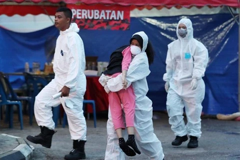 Cierra Malasia cientos de escuelas por fuga de sustancias químicas 