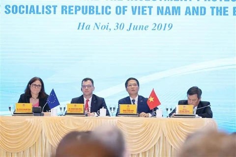 Funcionarios vietnamita y europeo presiden conferencia de prensa sobre la firma del TLC 
