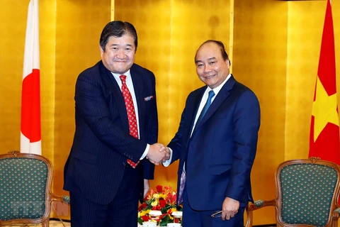 Primer ministro de Vietnam dialoga con ejecutivos de empresas japonesas